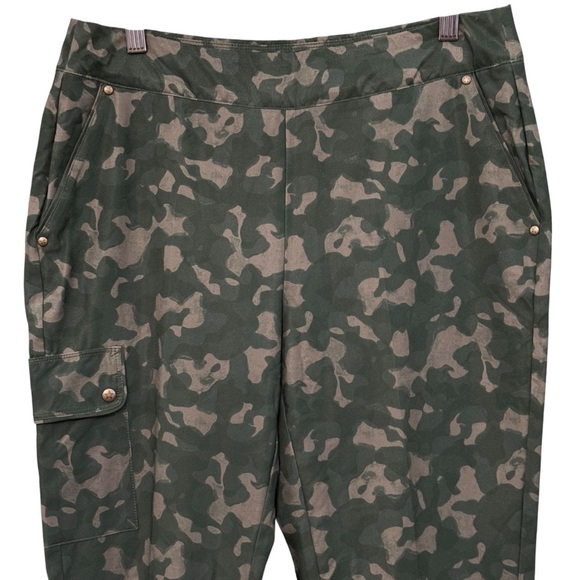 Greg Norman Camo Cargo Pants Embroidered Roses Green Stretch Size 6 - Picture 2 of 7